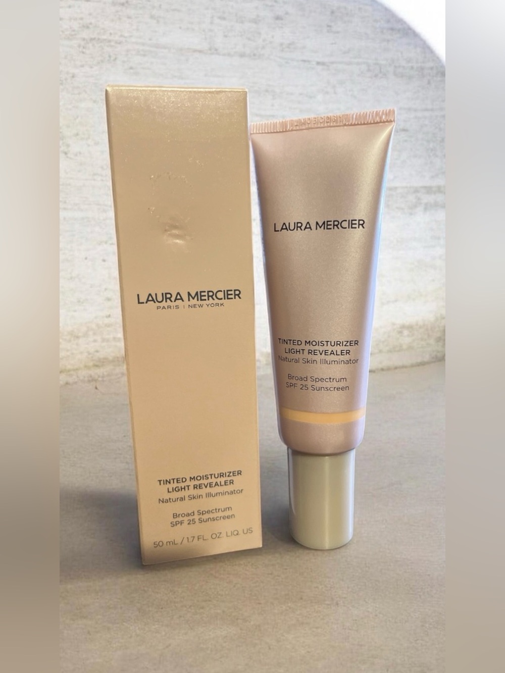 laura mercier Tinted Moisturizer Light Revealer - 1W1 Porcelain